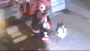 Ni el perro Washington se salvó: Video muestra a hombre vandalizando icónica estatua de Condorito en Concepción