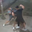 Un joven de 19 años fue asesinado en las afueras de un kiosco en Buenos Aires, Argentina, tras una discusión con otro grupo. Todo quedó captado en las cámaras de seguridad del lugar.