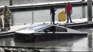 Conductor mandó al agua su auto Tesla: Colocó reversa por accidente y se deslizó por una rampa