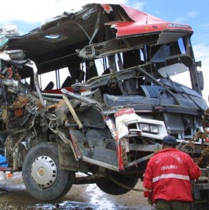 'Exceso de velocidad e imprudencia del conductor': Al menos 14 muertos y 29 heridos deja accidente de bus en Bolivia