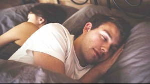 'Desconectarse del celular' y 'evitar las siestas': Experto entrega consejos para dormir mejor por las noches