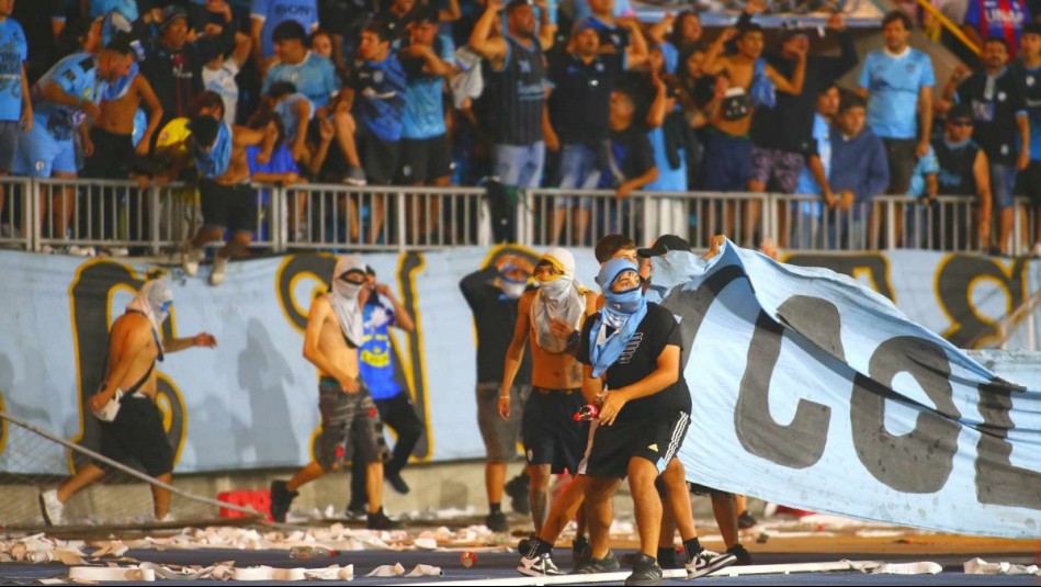 Invasión de hinchas de Iquique a la cancha obliga a suspender partido contra Unión Española