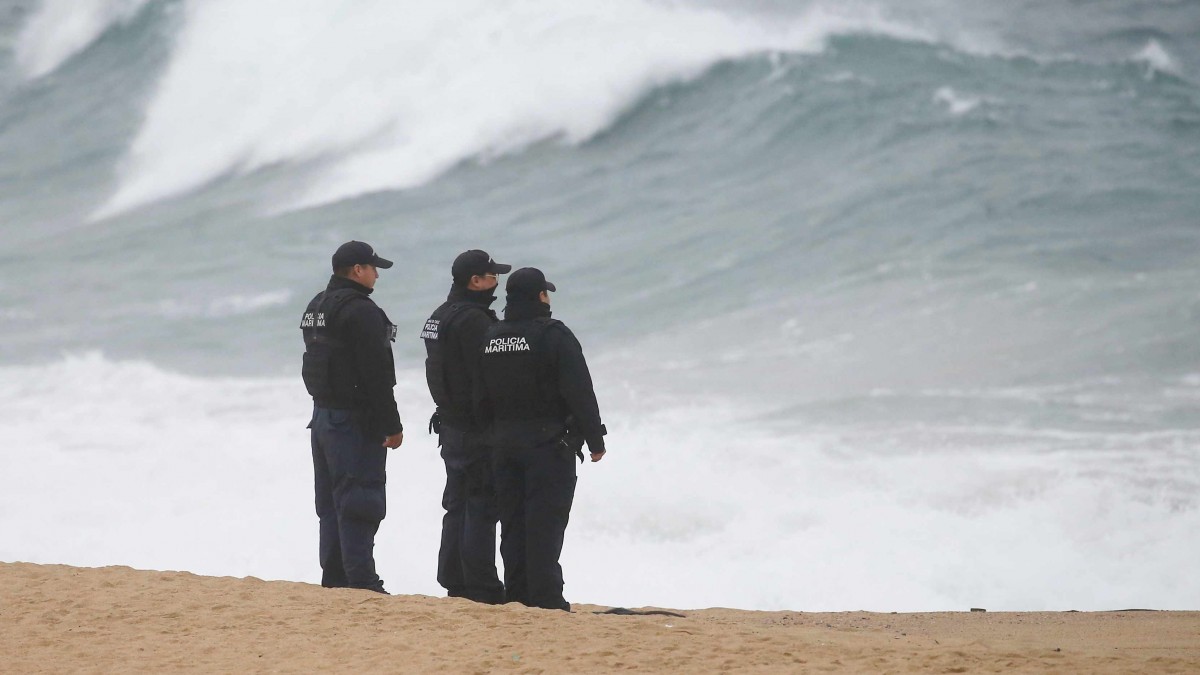 Hombre se lanzó al mar para evitar ser controlado por Carabineros: Tuvo que intervenir la Armada