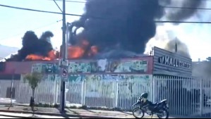 Gigantesco incendio estructural afecta a mall chino en Renca