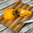 La tabla de madera es un utensilio que la gran mayoría de las familias tiene en su cocina, sin percatarse de los peligros que tiene para la salud. Conoce por qué deberías dejar de usarla inmediatamente.