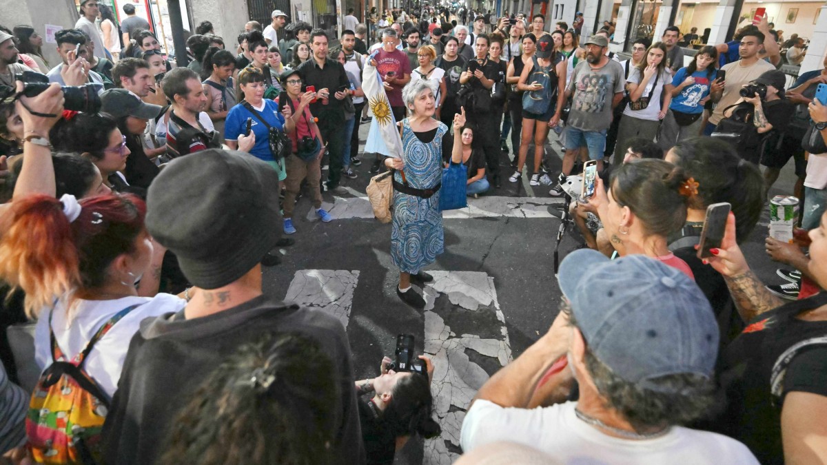 Masivas protestas para exigir mejores pensiones para los jubilados se toman las calles de Argentina