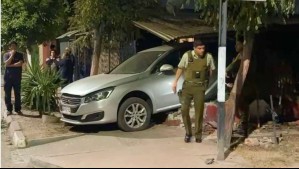 Vehículo choca y queda incrustado en domicilio en La Granja