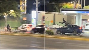Motociclista iba contra el tránsito mientras huía de Carabineros en Providencia: Chocó con auto y salió 'volando'