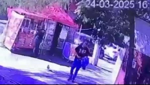 Video registra a hombre que roba arma de servicio a una gendarme desde el Hospital Barros Luco
