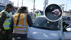 Sorprenden a conductor con baliza y radiocontrol en su auto particular: 'Es un sistema de seguridad'