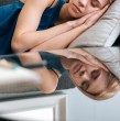 Aunque los adultos deben dormir mínimo 7 horas diarias, esa regla muchas veces resulta imposible de cumplir. Revisa cuál sería la mejor hora del día para dormir una siesta sin alterar nuestro ciclo del sueño.