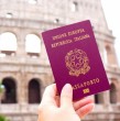 El gobierno italiano restringió las condiciones de naturalización por derecho de sangre, limitando esta posibilidad a solo dos generaciones. Es decir, solo a quienes tengan padres o abuelos nacidos en ese país.