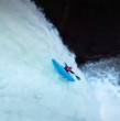 El campeón mundial de kayak de estilo libre extremo, Zack Mutton, sorprendió al mundo al realizar un salto desde una cascada de 28 metros en Oregon, Estados Unidos.