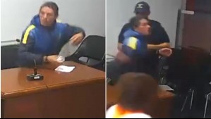 Preso le tiró un vaso con agua y un micrófono a un juez: Le terminó fracturando un dedo