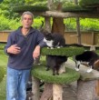 Un devastador incendio desató el infierno en el refugio de animales Happy Cat Sanctury, en Medford, Long Island. El siniestro cobró la vida de Christopher Arsenault, quien era fundador y administrador del lugar.
