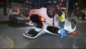 Dijo que se quedó dormido: Conductor ebrio vuelca su vehículo en la entrada del Metro Plaza de Maipú