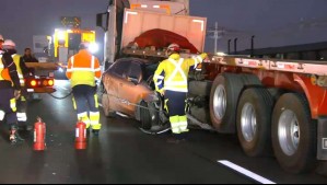 Restringen tránsito en la autopista Vespucio Norte tras choque entre auto y camión de alto tonelaje