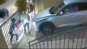 Video muestra violento portonazo a conductora en Quilicura: La amenazaron con arma de fuego tras una celebración familiar