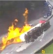 Un violento accidente de tránsito afectó a más de una veintena de vehículos en Brasil. Una cámara captó cómo un camión cisterna que transportaba etanol volcó y se quemó, alcanzando las llamas a otros automóviles.