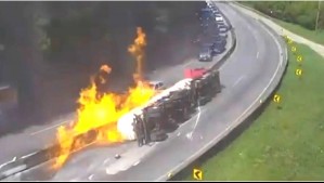 Camión que transportaba etanol se volcó y explotó en plena carretera de Brasil: Afectó a más de 20 vehículos
