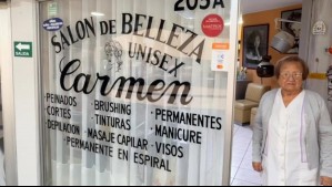 'Quiero dejar de trabajar para descansar': La historia de la peluquera de 81 años que aún conserva su salón en Ñuñoa