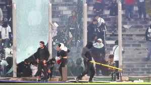 Se toman la cancha del Estadio Monumental y paralizan partido de Colo Colo vs Fortaleza tras muerte de jóvenes hinchas