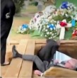 Conmoción en Filadelfia, Estados Unidos, luego de que en medio de un funeral un grupo de hombres cayera junto con el ataúd a la tumba tras ceder la superficie. Exigen que el cementerio responda.