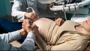 Grave negligencia médica: Madre dio a luz un bebé de otra mujer tras error en fecundación in vitro