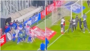 El aplaudido gesto de Emiliano Amor cuando barristas de Colo Colo invadieron la cancha