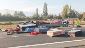 Dos muertos deja grave accidente en la Ruta 5 Sur: Camión que trasladaba ataúdes terminó volcado