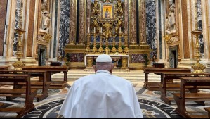 Con cambios en el funeral y un Cónclave que podría ser más pronto: Esto es lo que viene tras la muerte del Papa Francisco