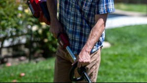 Mujer denuncia que fue abusada por hombre que contrató para cortar el pasto de su casa en Argentina