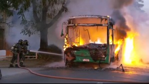 Bus RED resulta completamente incendiado en Estación Central y genera gran columna de humo