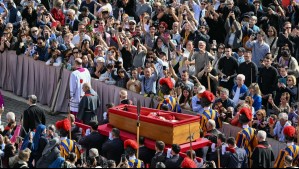 Una marea de fieles llega a la basílica de San Pedro para dar el último adiós al Papa Francisco