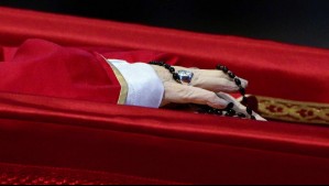 Los símbolos presentes en la vestimenta del Papa Francisco durante su velatorio