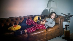 Puede derivar en distintas enfermedades: ¿Qué le pasa a tu cuerpo si duermes con el televisor prendido?