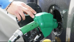 Baja la bencina y fuerte descenso en la parafina: Revisa cuánto caerán los precios de los combustibles este jueves 24 de abril