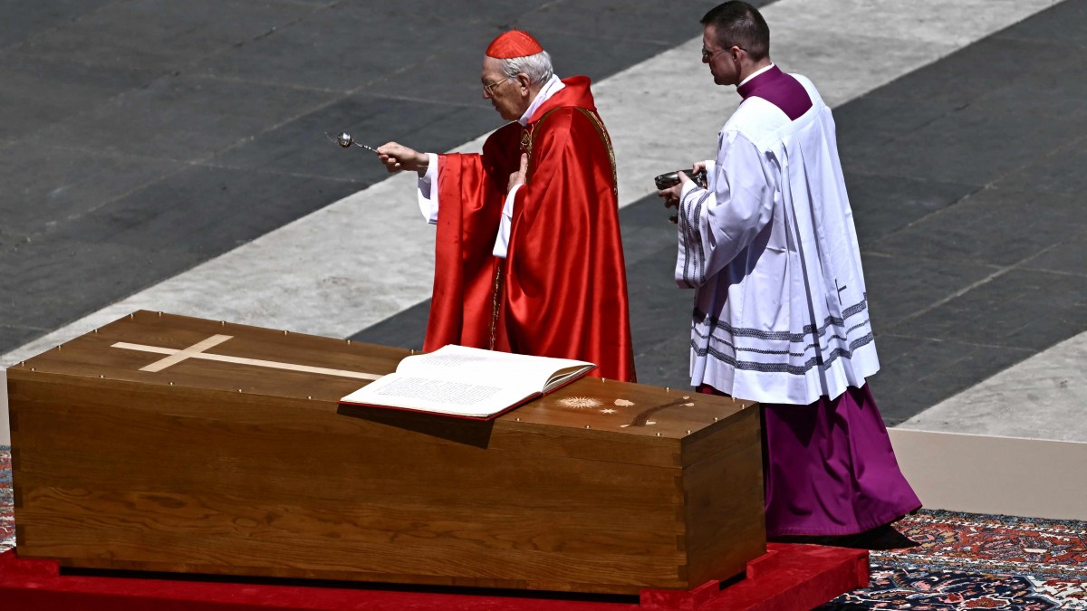 En vivo: El féretro del Papa Francisco vuelve a la basílica de San Pedro tras multitudinaria misa funeral