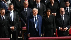 'Falta de respeto': Donald Trump es criticado por vestir traje azul y no negro en funeral de Papa Francisco