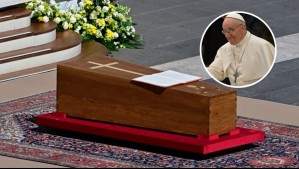 Símbolo de su austeridad: La sencilla prenda que viste el Papa Francisco en su funeral