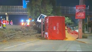 Camión que transportaba cebada sufre accidente y termina con su carga volcada en la Ruta 5 Sur