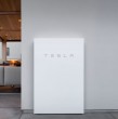 Conoce cómo funciona Powerwall, el invento de Tesla que permite enfrentar los cortes de luz. Se trata de un dispositivo de tamaño pequeño que funciona con energía solar.