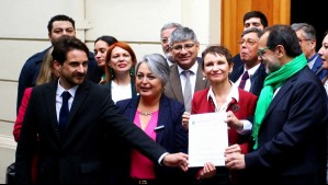 Candidatos oficialistas inscriben primaria en el Servel.