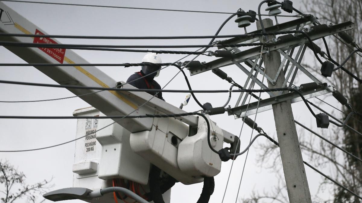 Comuna de la Región Metropolitana sufrirá corte de luz para este feriado 1 de mayo: Revisa el sector que estará sin suministro