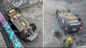 Vehículo cae al lecho del río Mapocho tras choque: Tres compañías de Bomberos trabajaron en rescate de cinco personas