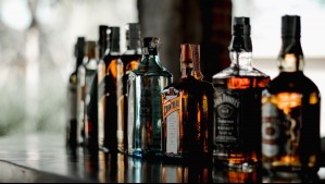 Posibles lesiones gastrointestinales: Esto se sabe de la alerta del Sernac por desprendimiento de vidrio en bebida alcohólica