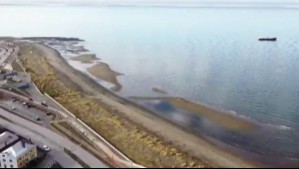 Imágenes aéreas muestran recogimiento del mar ante amenaza de tsunami en Magallanes