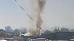 Incendio afectó a vivienda de Santiago Centro: Bomberos reportó que 'hay peligro de colapso del segundo piso'