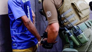 Dos persecuciones en la Región Metropolitana dejaron dos Carabineros lesionados, tres detenidos e incautación de armas y droga