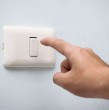 Se acercan los meses más fríos del año y junto a ello el alza programada en las tarifas eléctricas en todo el país. Descubre 5 grandes consejos para reducir tu consumo energético, según un experto de la Universidad de los Andes.